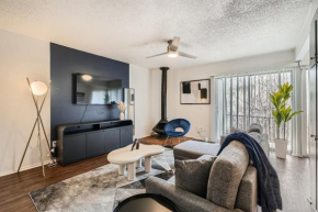 Your Modern King Suite Getaway - Sleeps 4 - Pool, Prkg